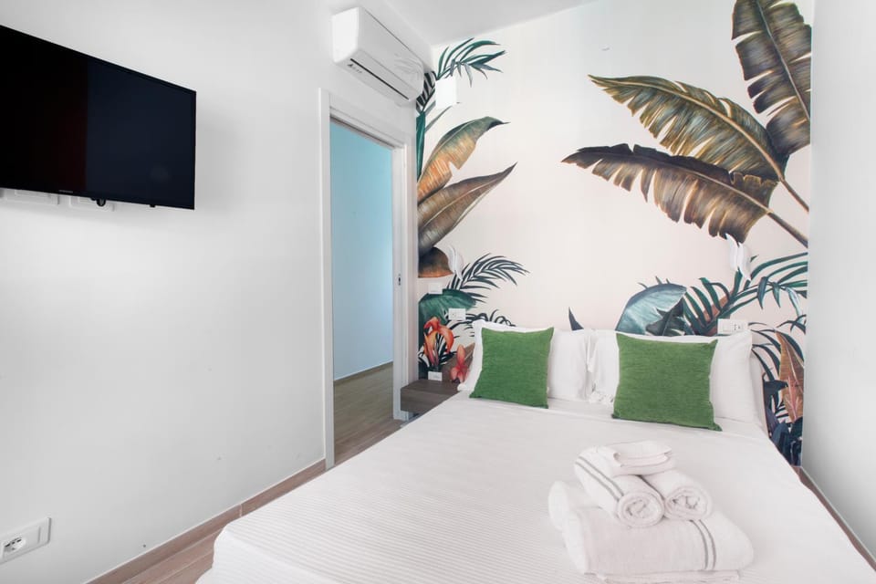 Bed, TV and multimedia, Photo of the whole room, Bedroom