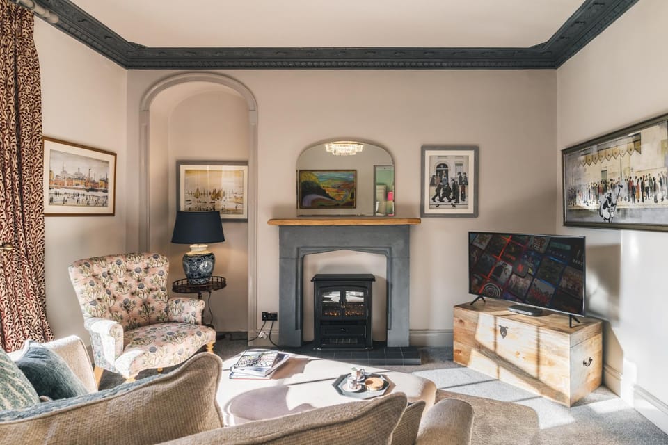 TV and multimedia, Living room, Seating area, flat iron