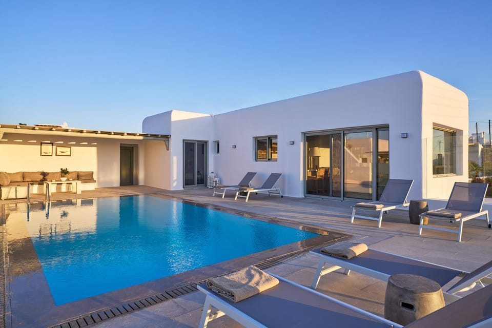 Property building, Patio, Day, Pool view, Swimming pool, Swimming pool, sunbed