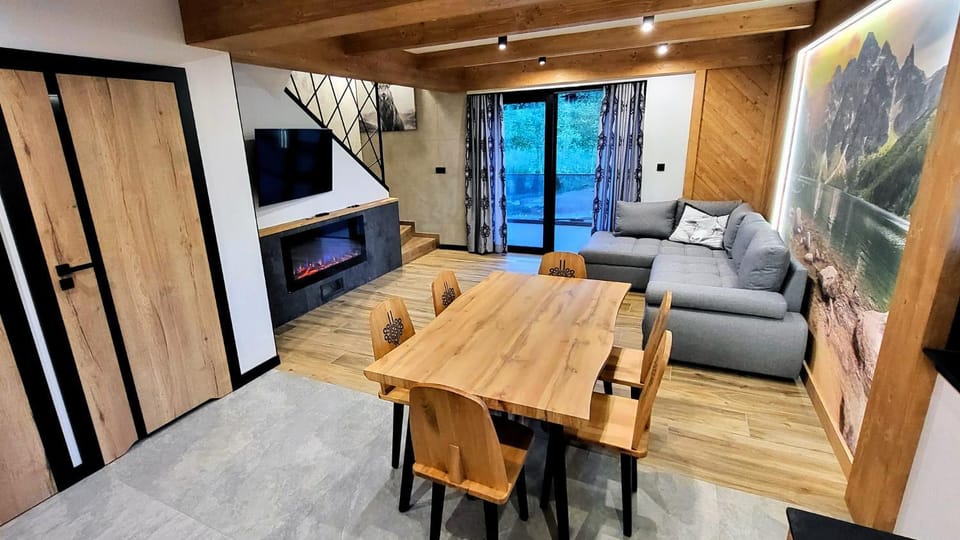 TV and multimedia, Living room, Seating area, Dining area