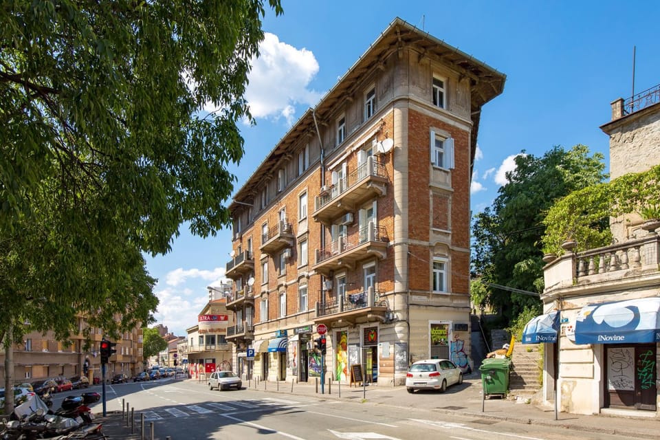 Property building, Day, Neighbourhood
