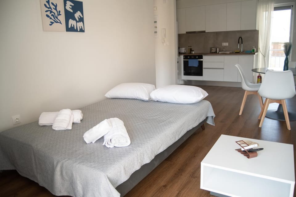 Bed, Kitchen or kitchenette, Living room, Photo of the whole room, towels