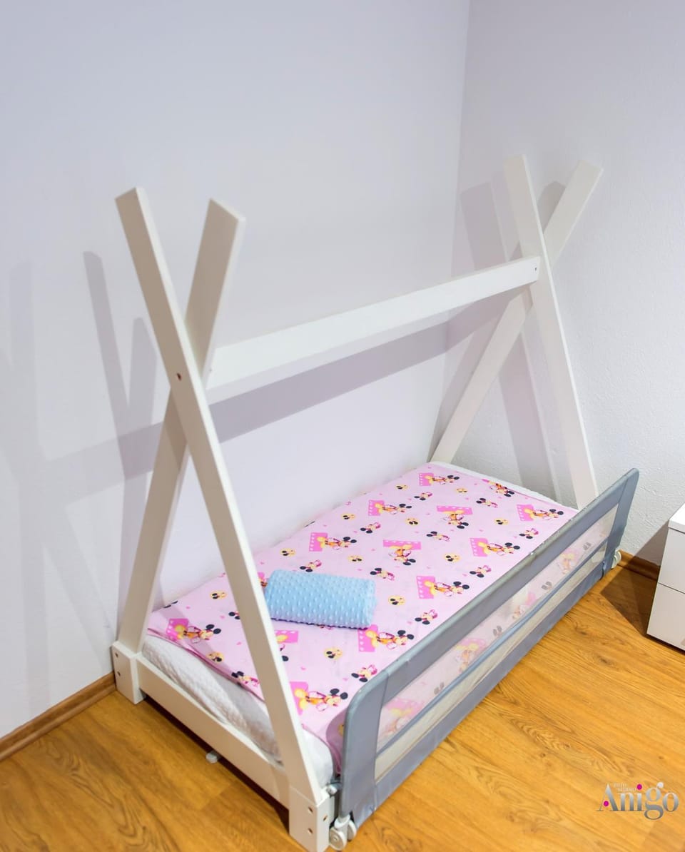 Bedroom, cot