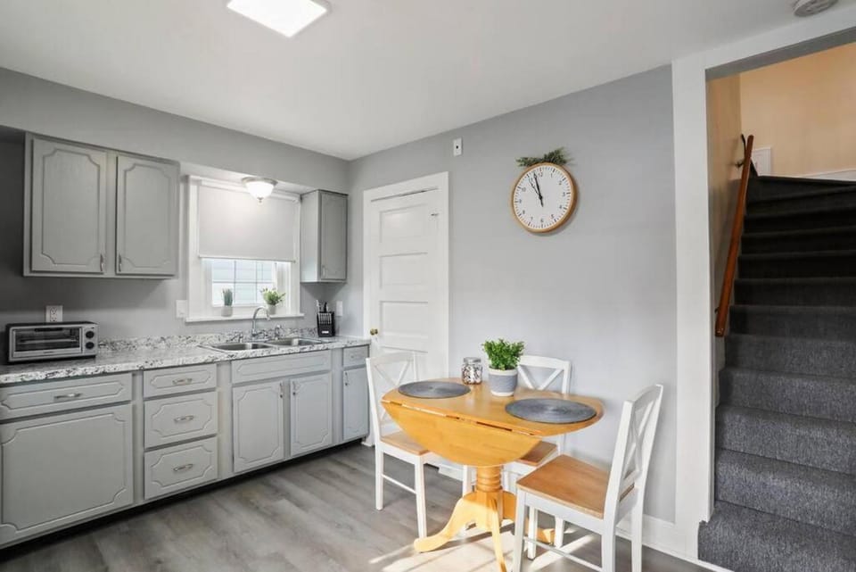 Kitchen or kitchenette, Dining area, dishwasher, oven