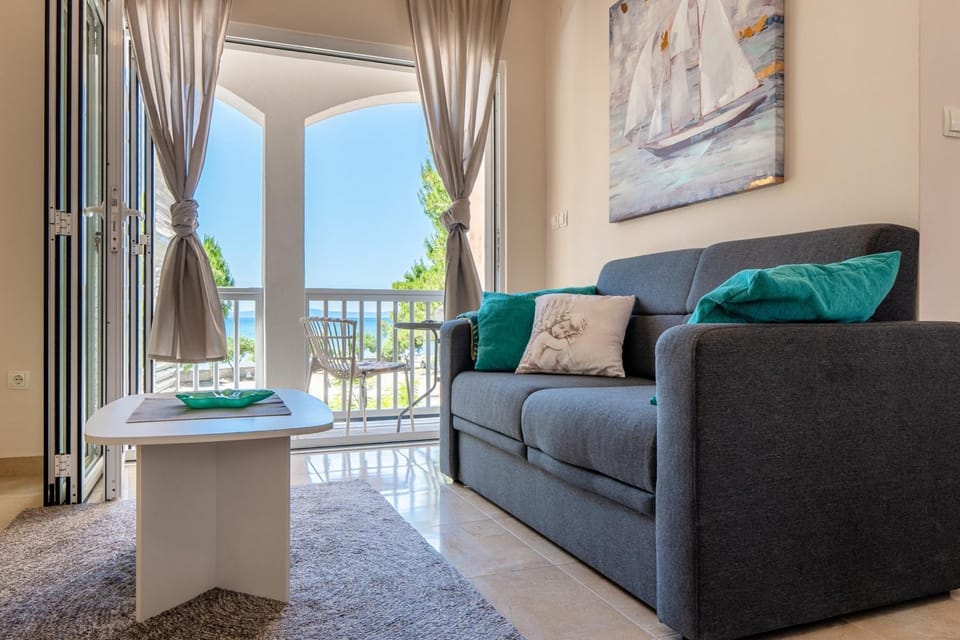 View (from property/room), Balcony/Terrace, Living room, Seating area