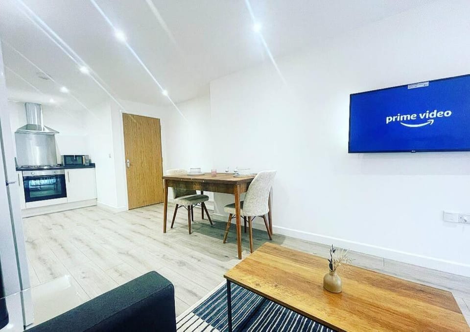 Brand new The Elegant Abode Apartment 2 Bedrooms, 1 Minute walk to shops restaurants cafe supermarket and high street Apartment in Oxford
