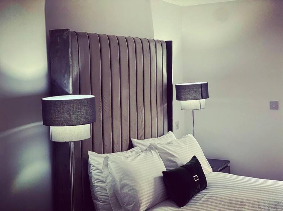 Brand new The Elegant Abode Apartment 2 Bedrooms, 1 Minute walk to shops restaurants cafe supermarket and high street Apartment in Oxford