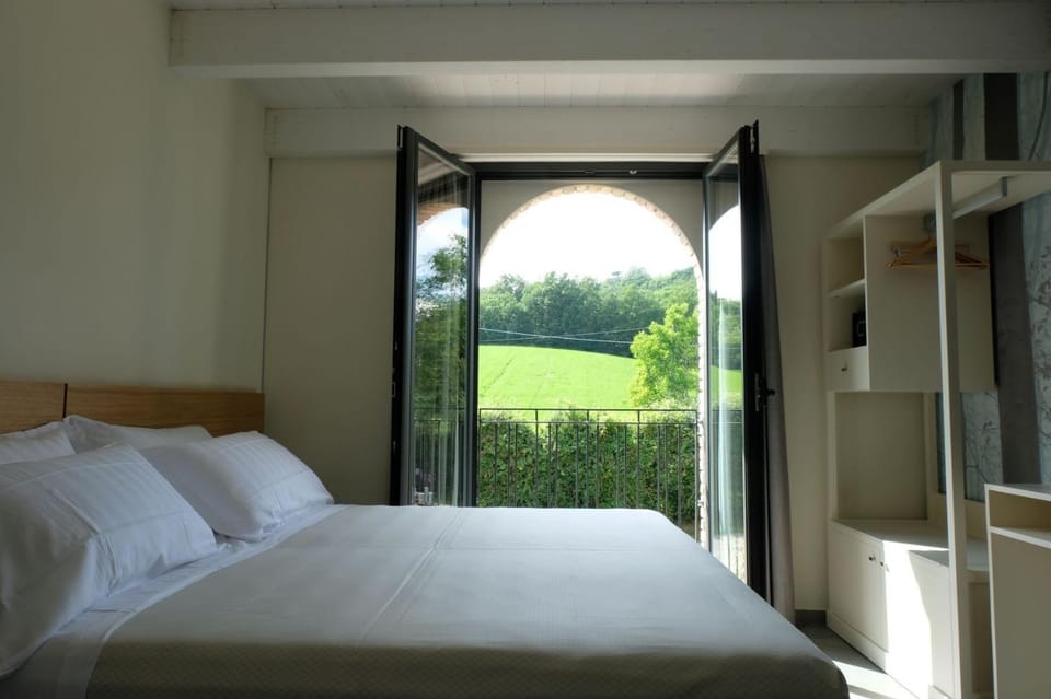 Photo of the whole room, Bedroom, Garden view