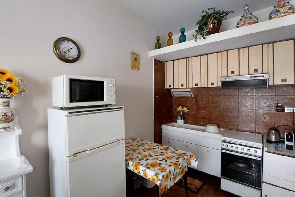 Coffee/tea facilities, Kitchen or kitchenette, Dining area, minibar, pet friendly, stove, toaster, kitchen