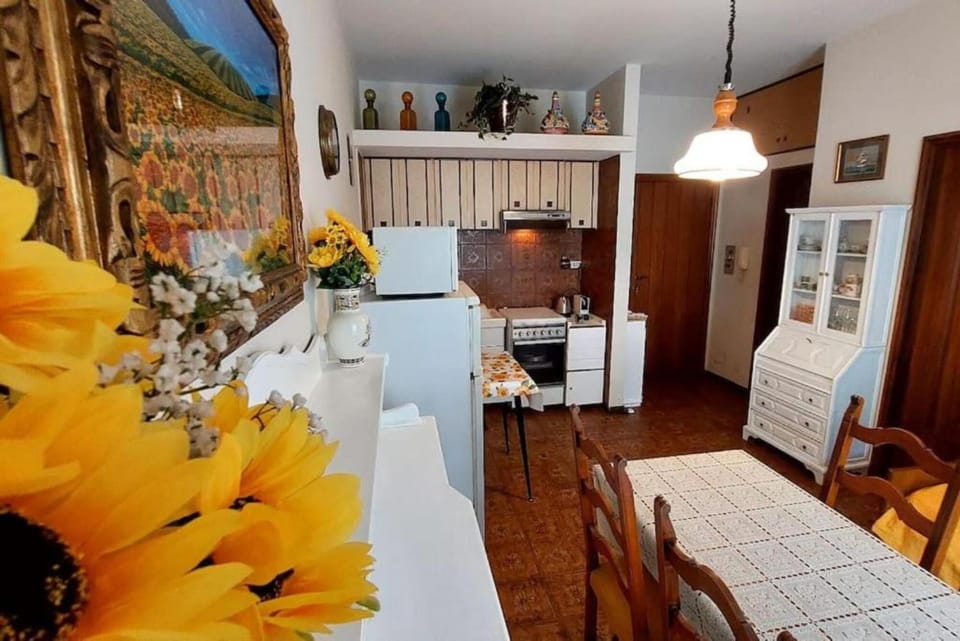 Kitchen or kitchenette, Living room, Dining area, Breakfast