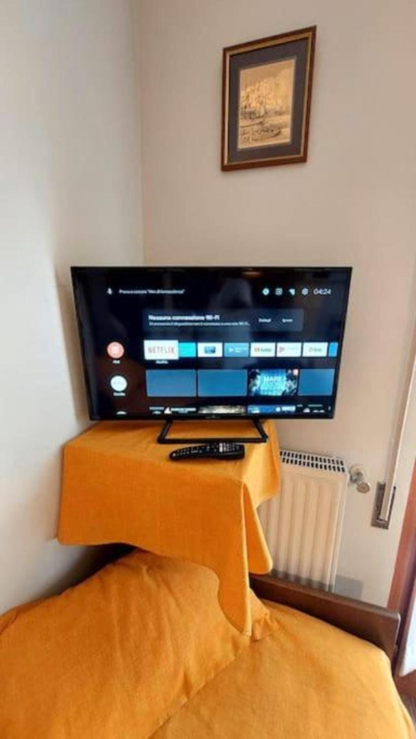 Bed, TV and multimedia, Living room, Seating area