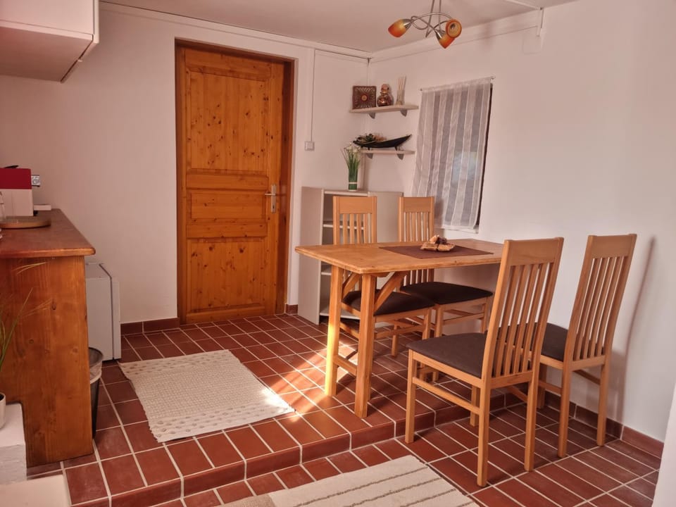 Photo of the whole room, Dining area