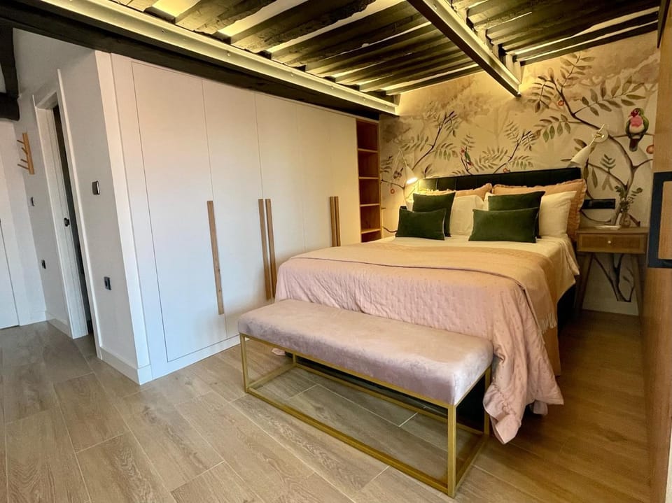 Bed, Photo of the whole room