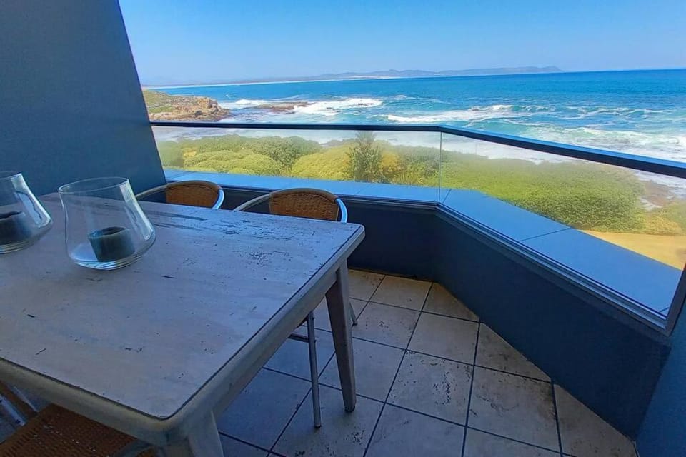 Natural landscape, View (from property/room), Balcony/Terrace, Dining area, Sea view