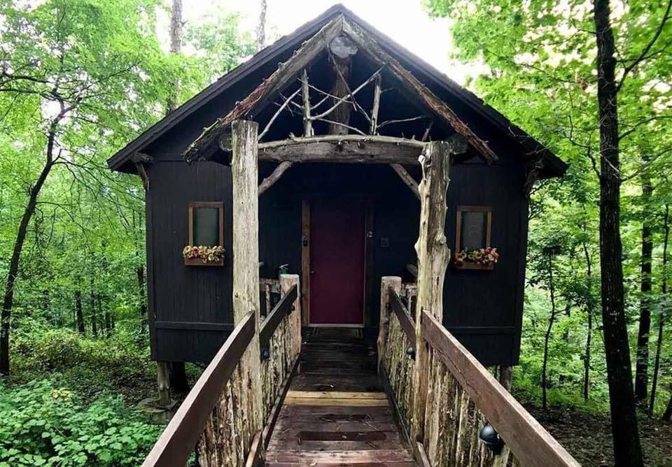 Winery Chateau Treehouse #12/ Oak Crest Cottages and Treehouse Apartment in Eureka Springs