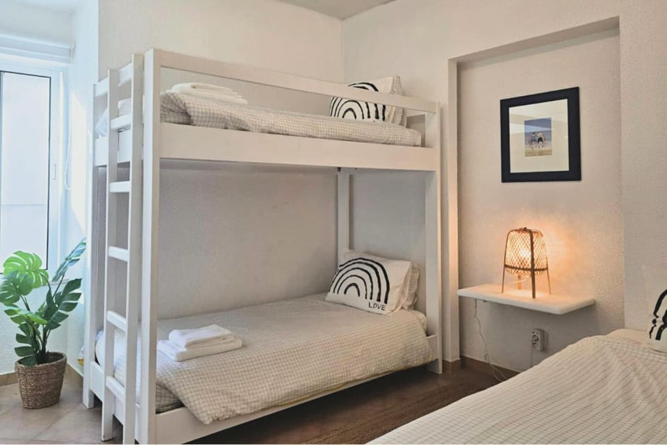 Bed, Bedroom, bunk bed, towels
