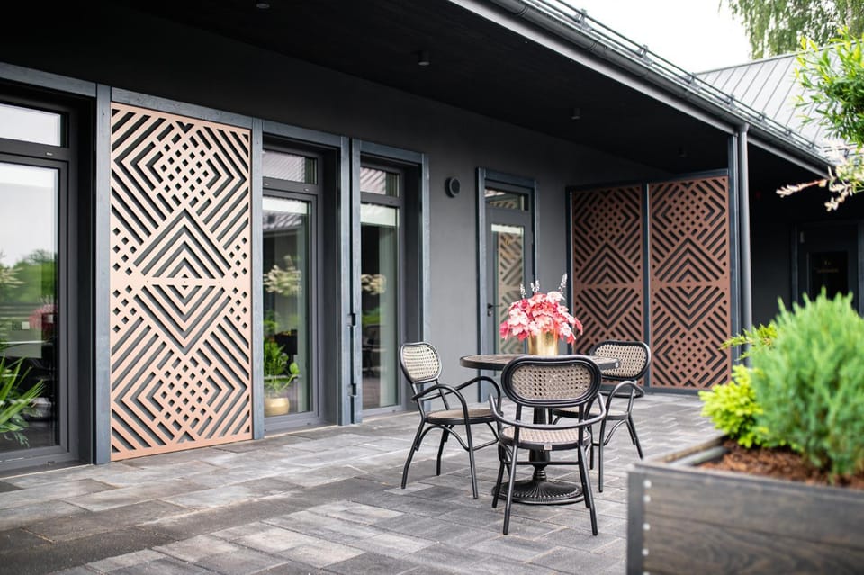 Property building, Patio, Day, Balcony/Terrace, Garden view