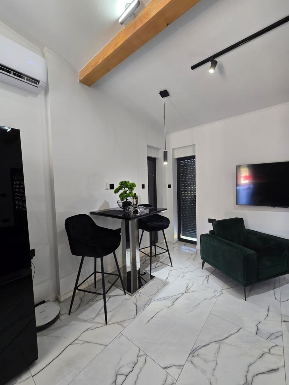 Kitchen or kitchenette, Seating area, Dining area