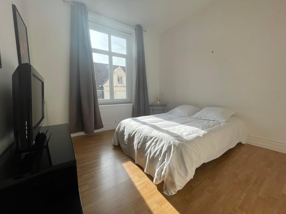 Bed, TV and multimedia, Photo of the whole room