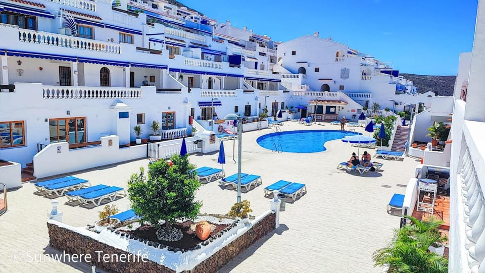 Property building, Day, Pool view, Swimming pool, Swimming pool, Location, sunbed