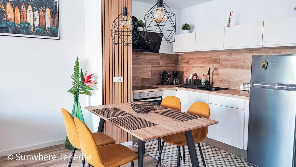 Kitchen or kitchenette, Seating area, Dining area, oven, stove