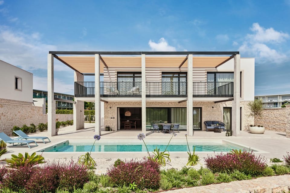 Property building, Patio, Spring, Day, Natural landscape, Summer, Garden, Autumn, On site, Garden view, Pool view, Swimming pool, Seasons, Time of day, Location, Sunrise, Sunset, hair dresser, sunbed