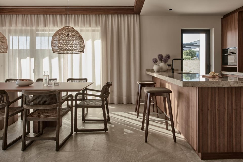 Kitchen or kitchenette, Dining area
