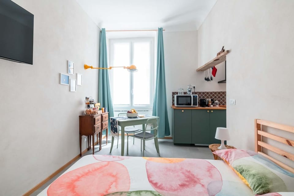 Bed, Dining area, Bedroom, Breakfast, Lunch