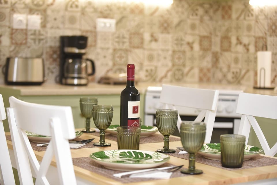 Coffee/tea facilities, Kitchen or kitchenette, Food and drinks, Dining area, Food, Drinks, Alcoholic drinks