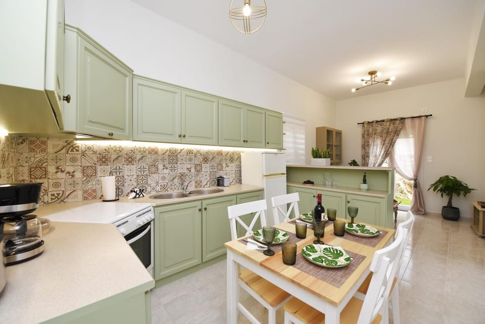 Coffee/tea facilities, Kitchen or kitchenette, Food and drinks, Dining area, Food, dishwasher, minibar, pet friendly, stove, toaster