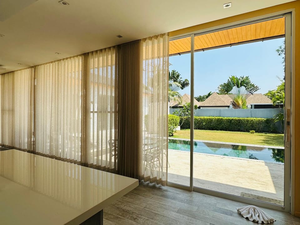Day, Pool view