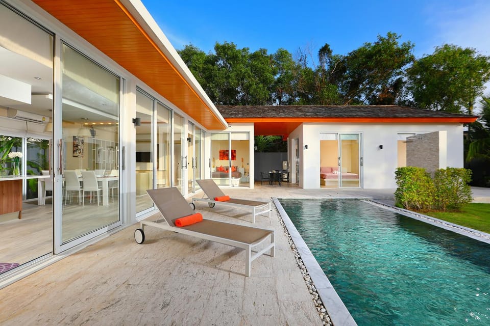Property building, Patio, Day, Pool view, Swimming pool, sunbed
