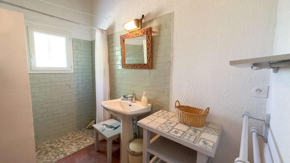 Bathroom, towels
