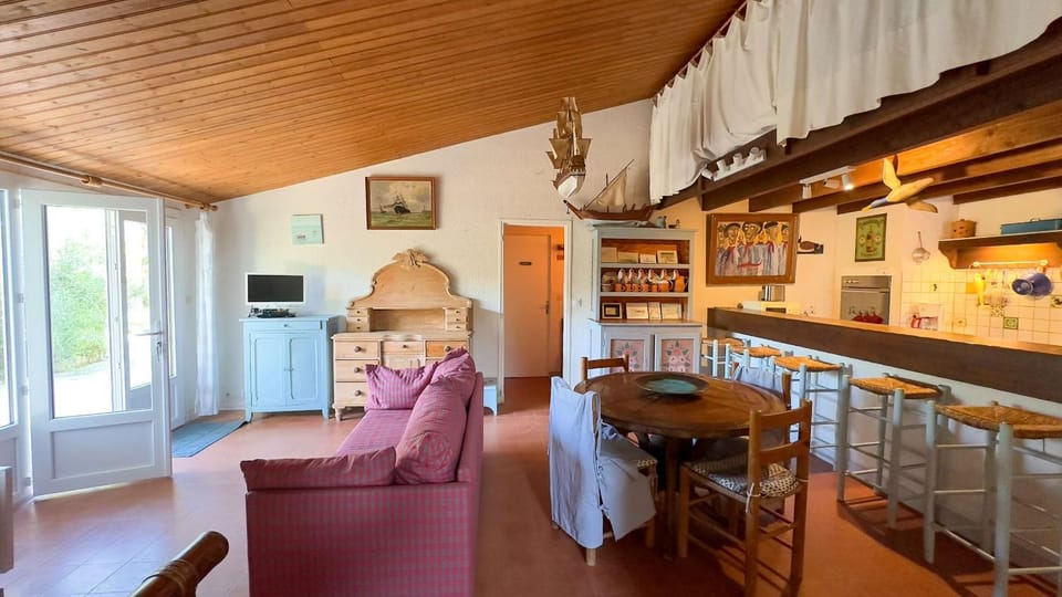TV and multimedia, Kitchen or kitchenette, Living room, Seating area, Dining area