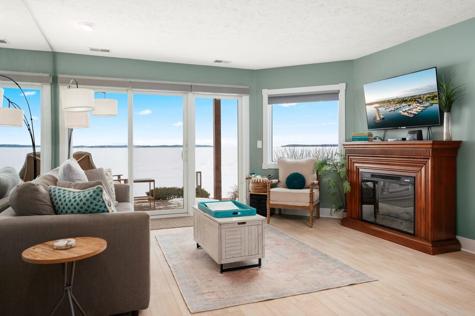 TV and multimedia, Living room, Seating area, Evening entertainment