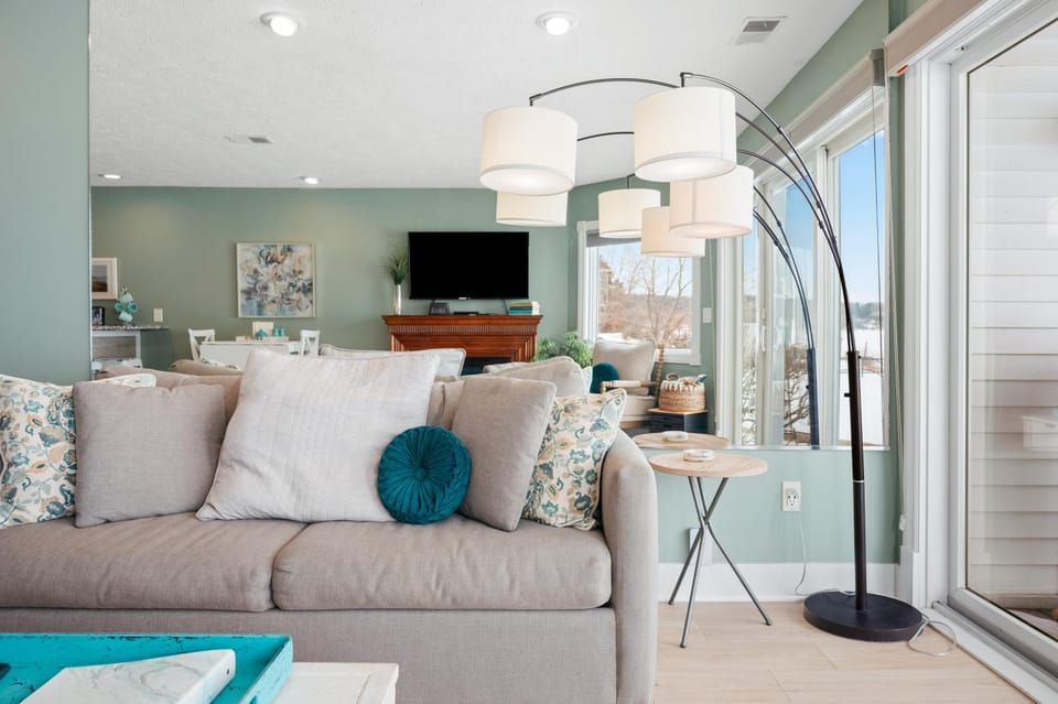 Communal lounge/ TV room, TV and multimedia, Living room, Seating area, Evening entertainment