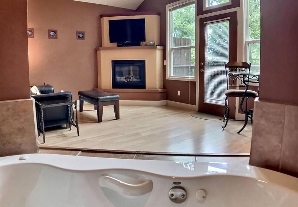 Abbey Chateau Treehouse #10 / Oak Crest cottages and treehouses Apartment in Eureka Springs