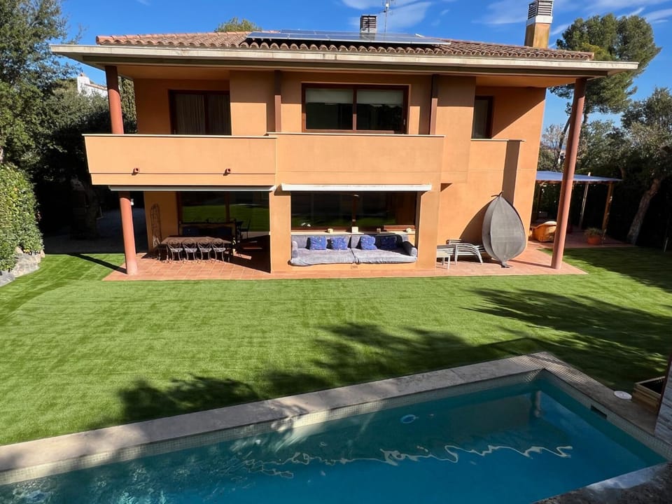 Property building, Day, Garden, Garden view, Pool view, Swimming pool