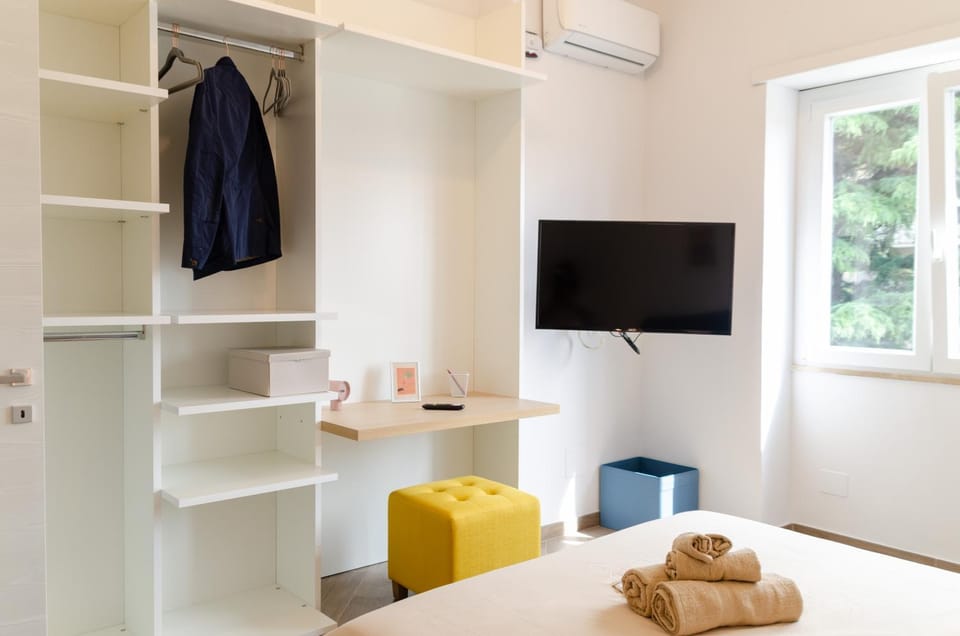 Bed, TV and multimedia, Photo of the whole room, Bedroom, towels, wardrobe, air conditioner