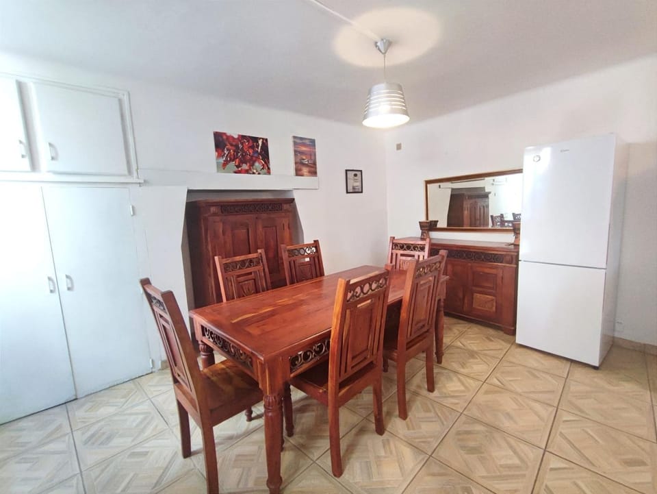 Seating area, Dining area, minibar, oven