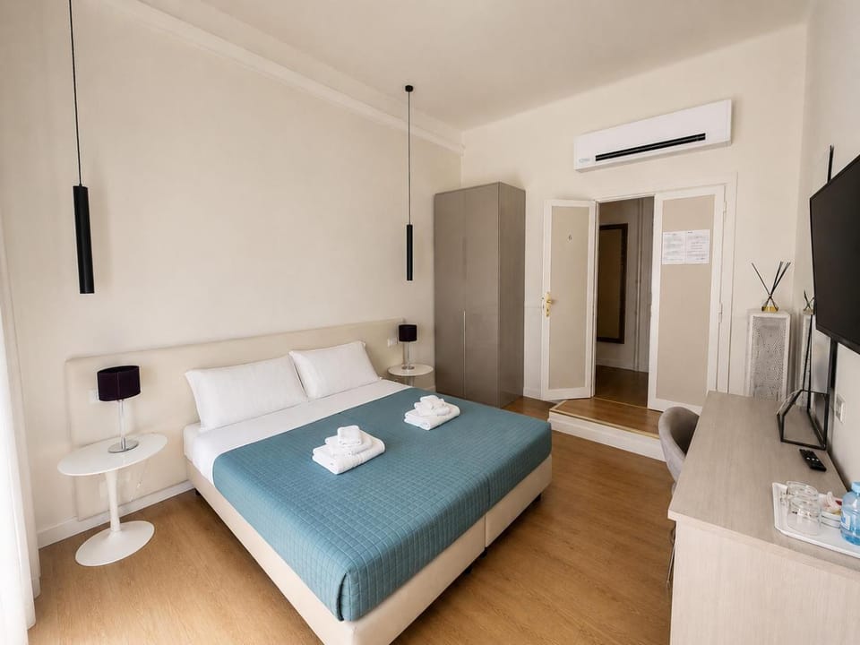 Bed, TV and multimedia, Photo of the whole room, Bedroom, towels, wardrobe, air conditioner