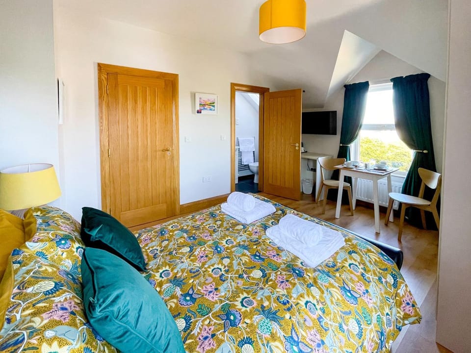 Bed, TV and multimedia, Photo of the whole room, Seating area, Bedroom, towels