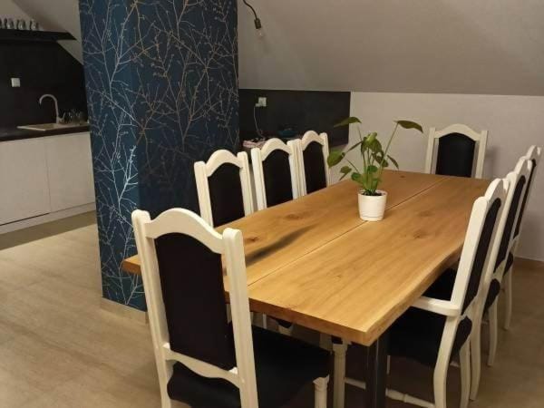 Kitchen or kitchenette, Living room, Seating area, Dining area
