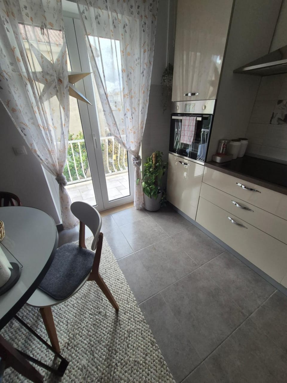 Kitchen or kitchenette, Seating area, oven