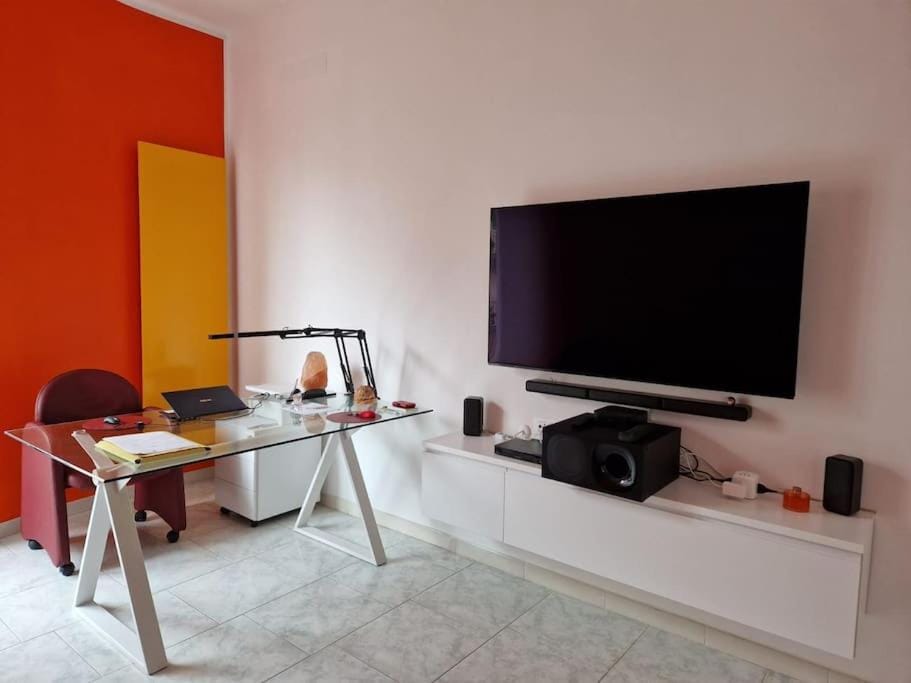 Communal lounge/ TV room, TV and multimedia, Living room, Seating area, Dining area
