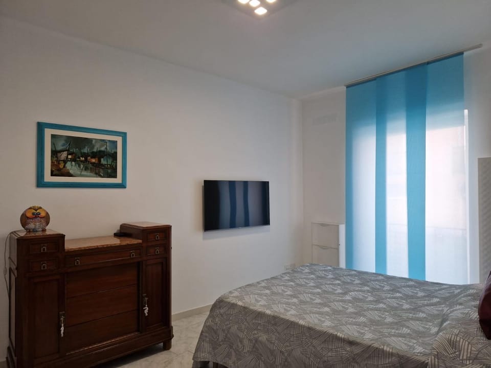 TV and multimedia, Photo of the whole room, Bedroom