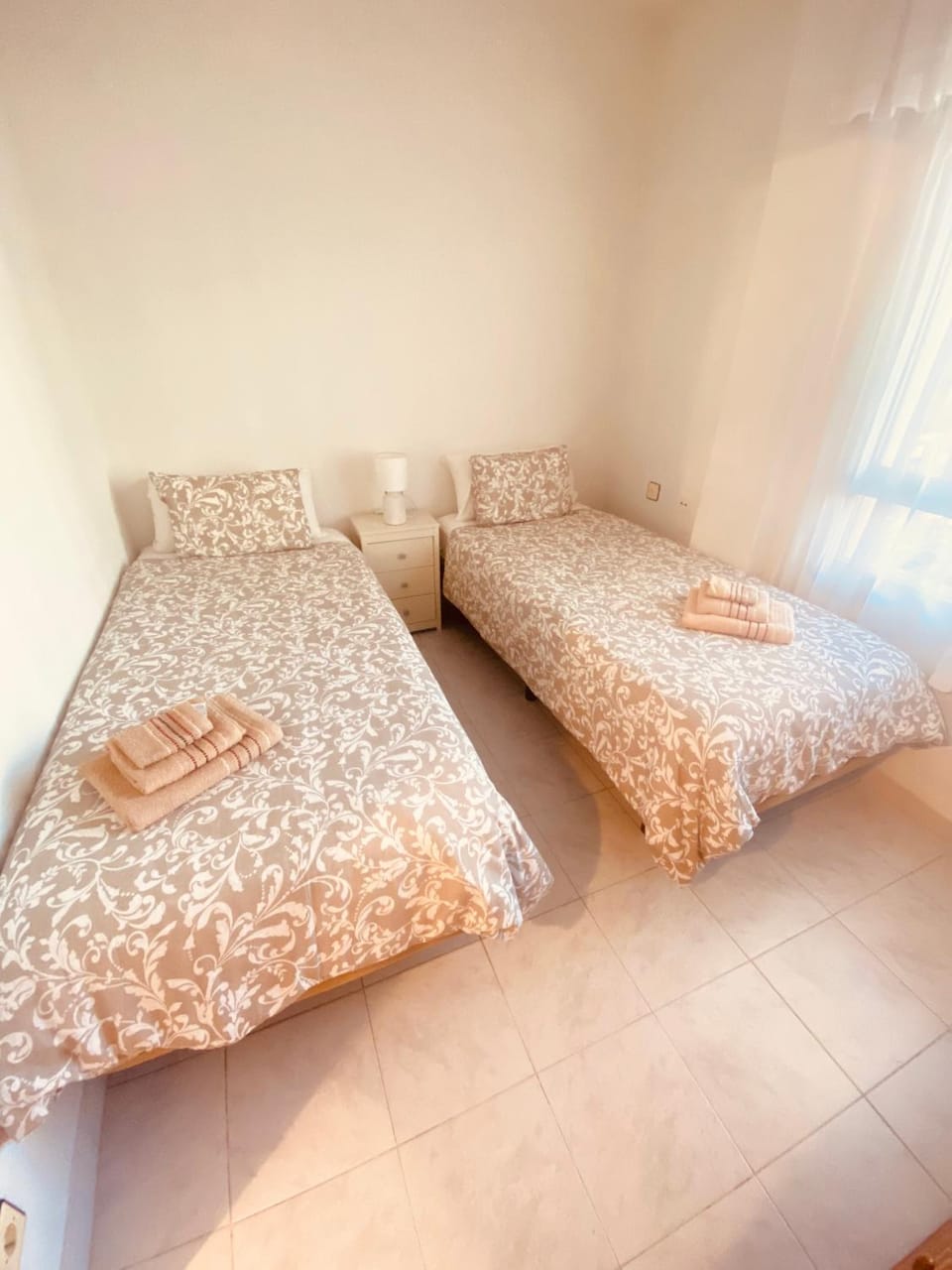 Bed, Bedroom, towels