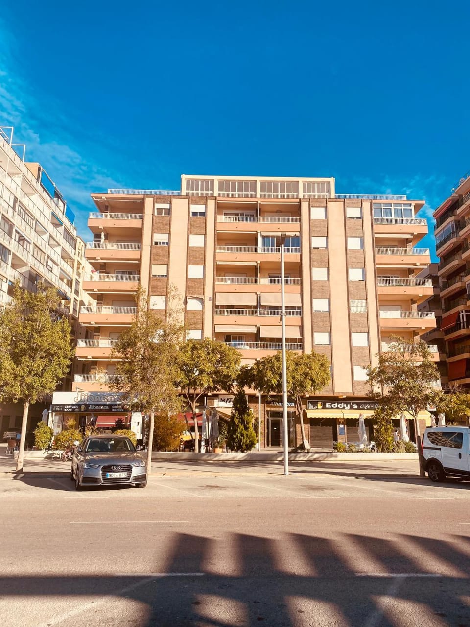 Property building, Day, Neighbourhood, Street view, Location, Parking