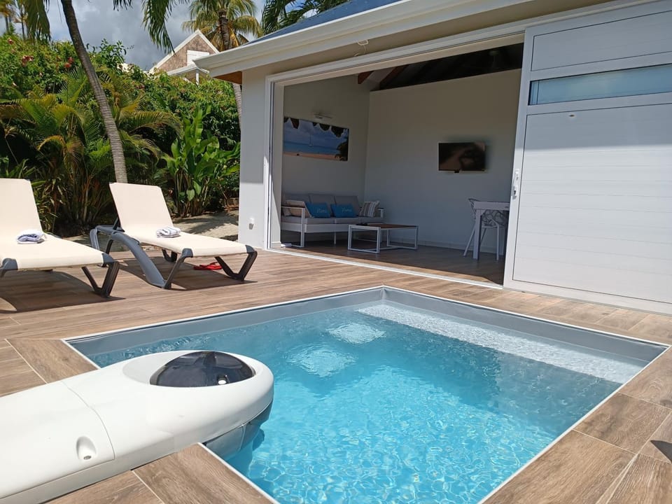 Patio, TV and multimedia, Pool view