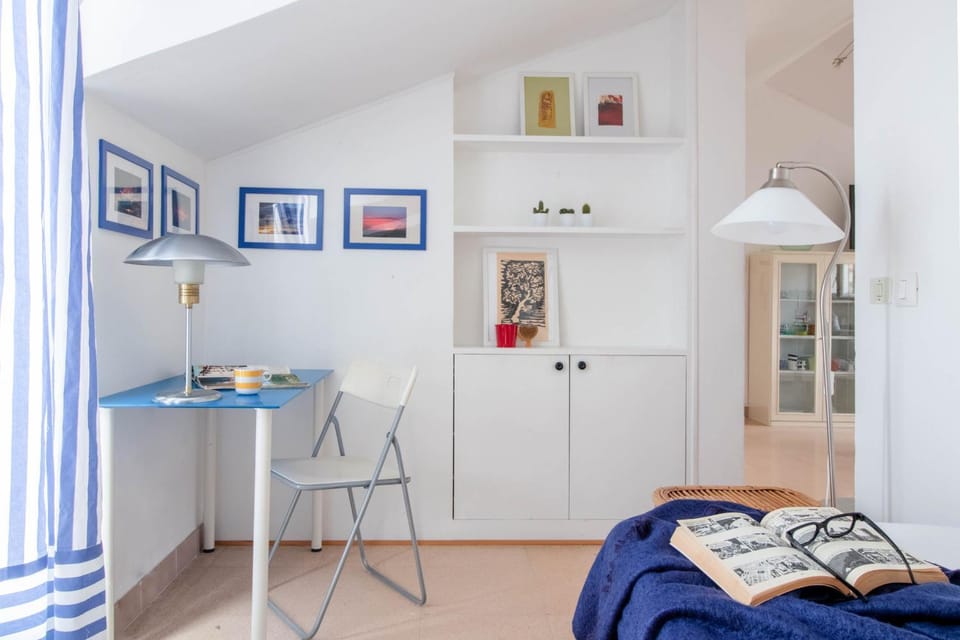 Bed, Seating area, Dining area